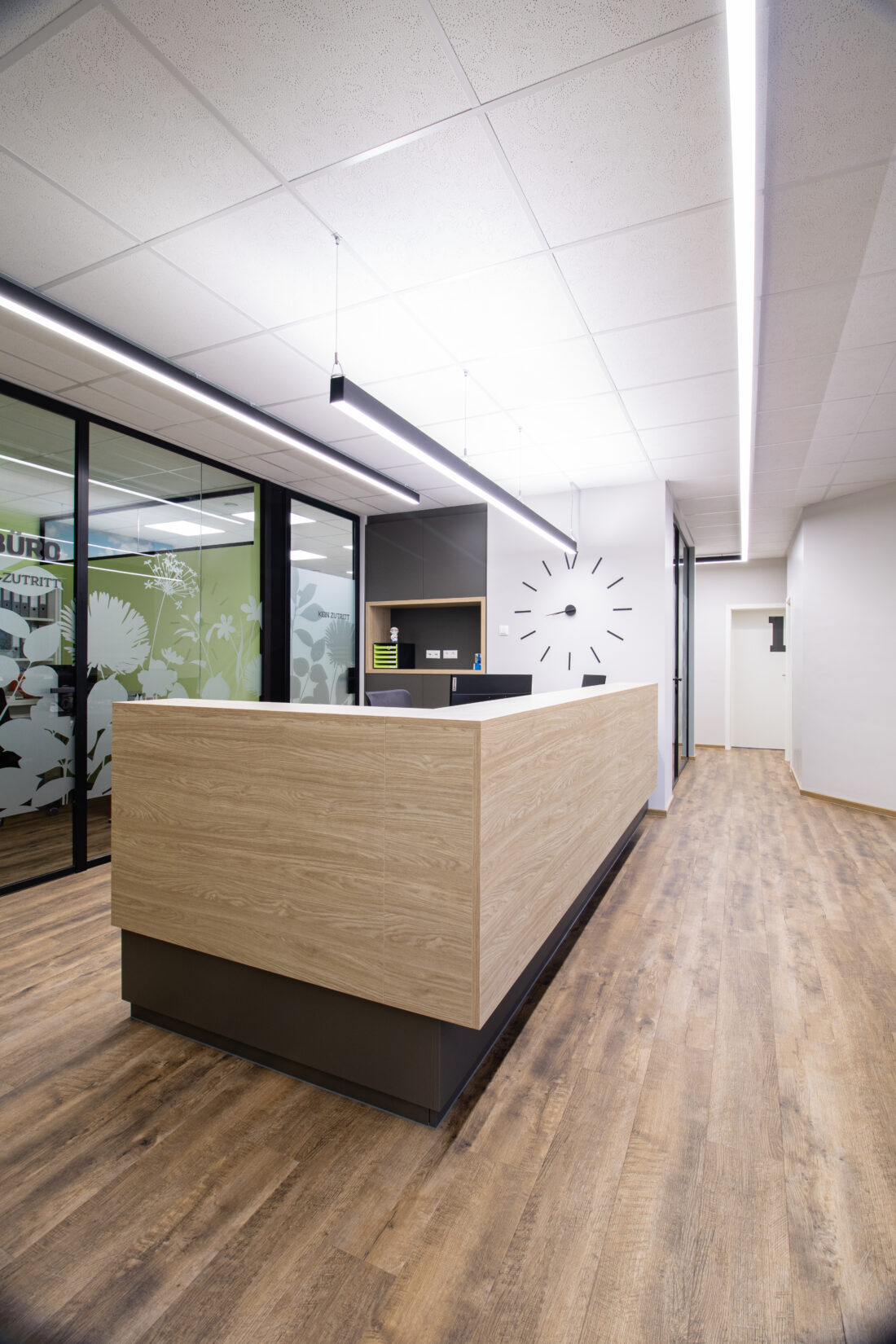 Die Anmeldung mit Blick in den Flur. Moderne Lichtkanäle an der Decke sorgen für optimale Beleuchtung.